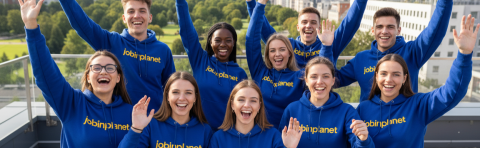 Jóvenes profesionales felices con sudadera jobinplanet